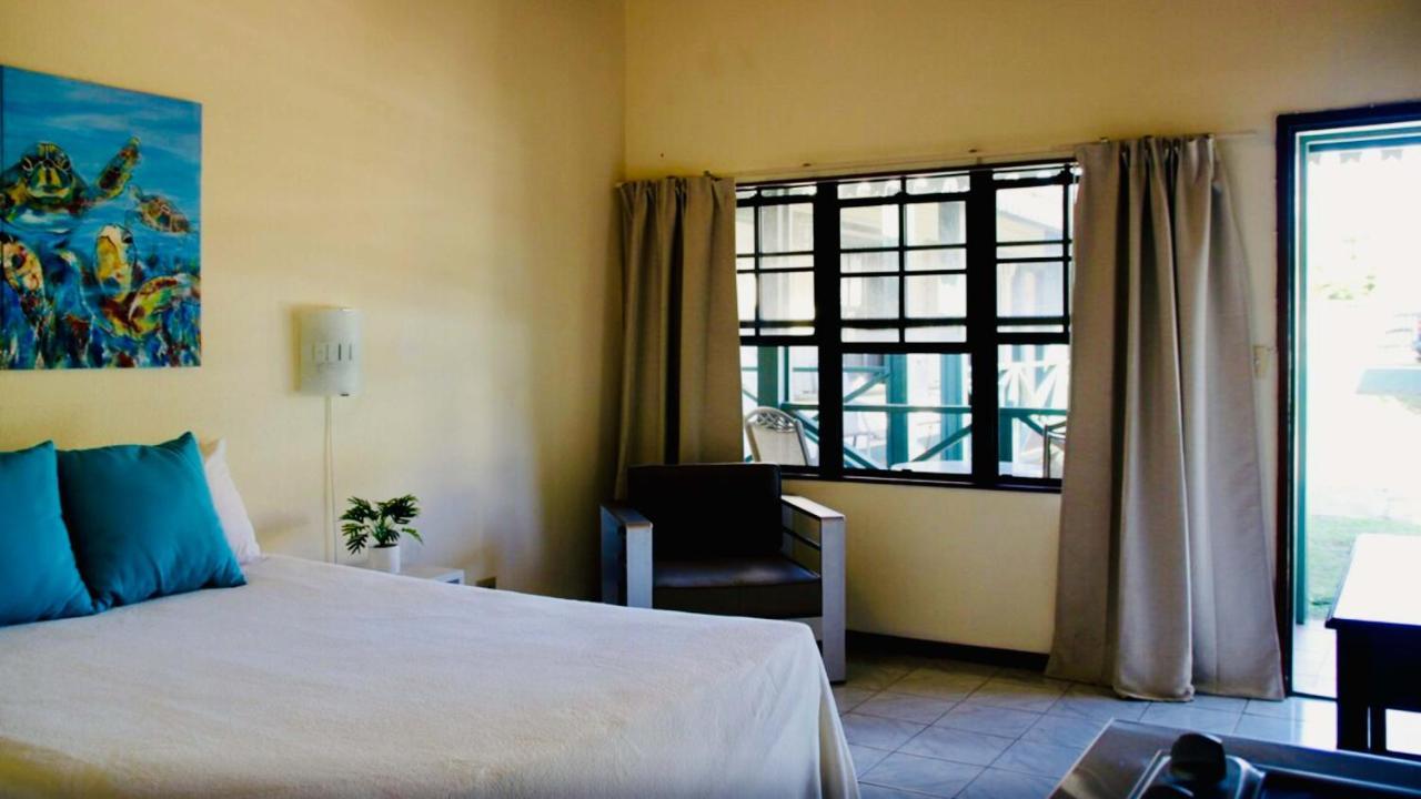 Talk Of The Town Inn & Suites - St Eustatius โอรันเยสตัด ภายนอก รูปภาพ