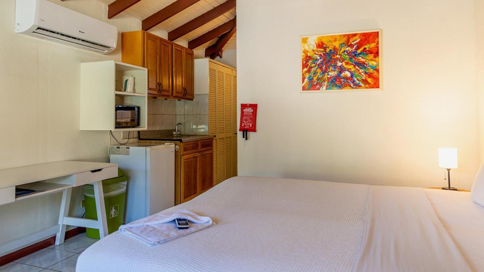 Talk Of The Town Inn & Suites - St Eustatius โอรันเยสตัด ภายนอก รูปภาพ