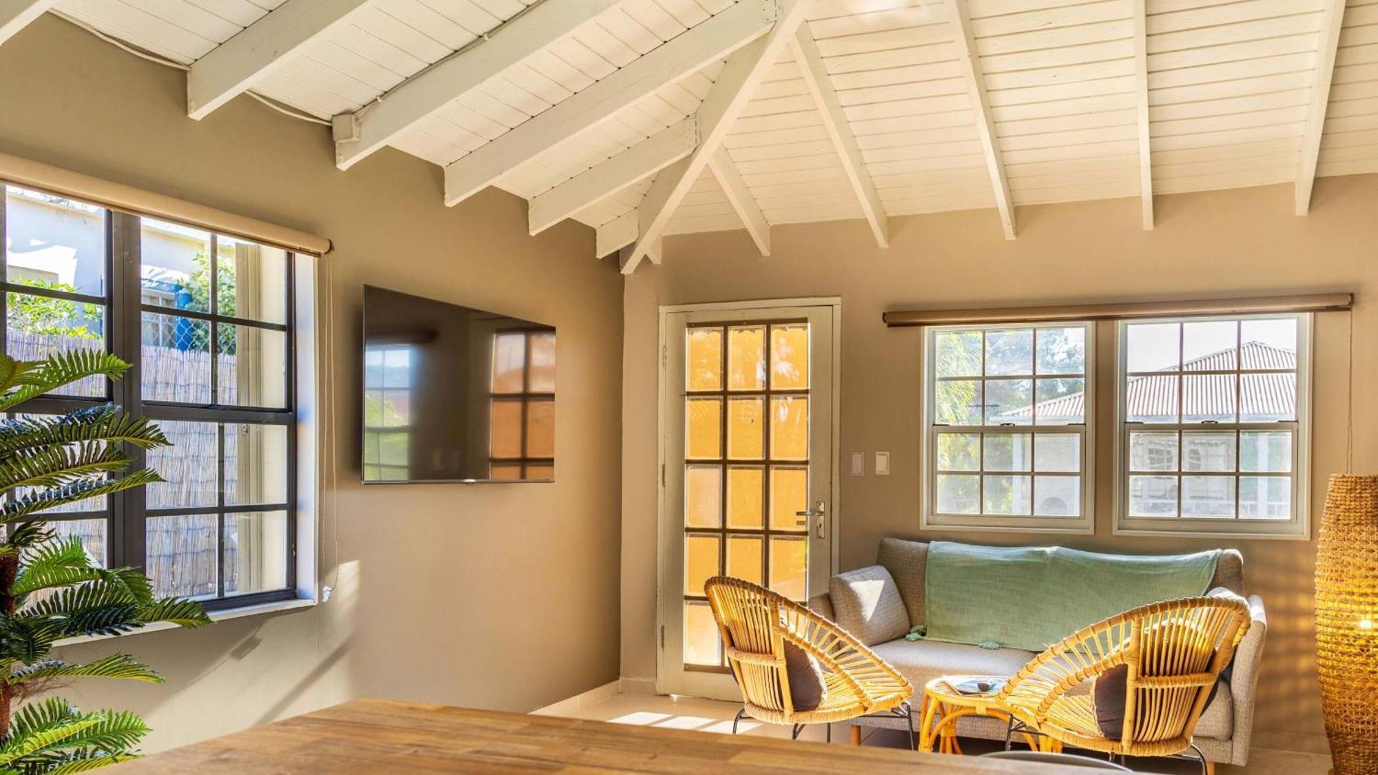 Talk Of The Town Inn & Suites - St Eustatius โอรันเยสตัด ภายนอก รูปภาพ